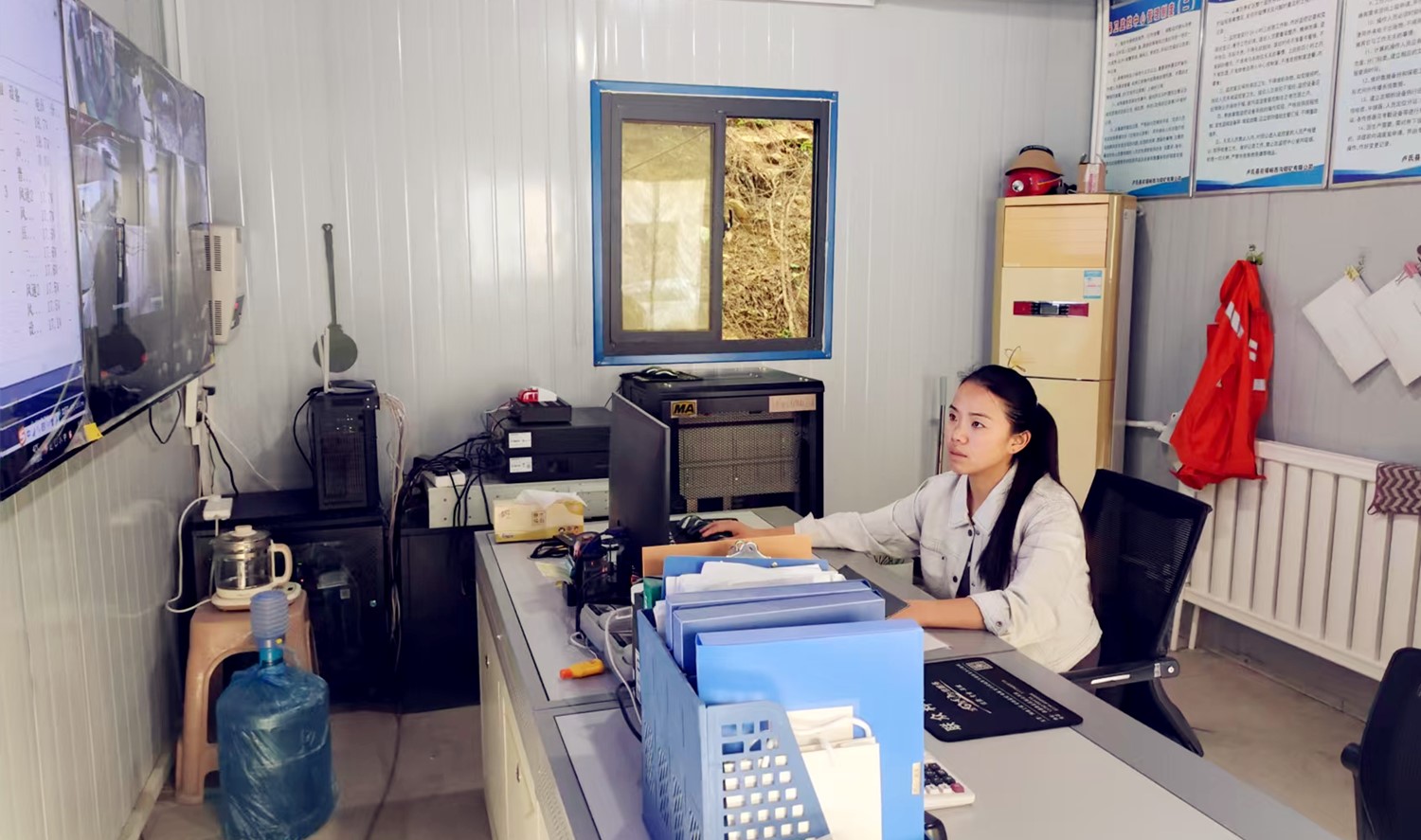 堅守安全防線，綻放巾幗風采｜記西溝鐵礦安全監(jiān)控員黃春玲