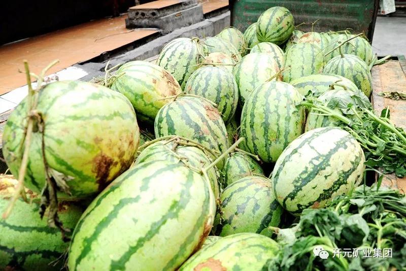 買(mǎi)下一整車(chē)西瓜，讓瓜農(nóng)早點(diǎn)回家